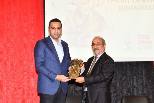 Çiğli’de Fakir Baykurt Roman Yarışması ödülü... Çiğli’de Fakir Baykurt Roman Yarışması ödülü...