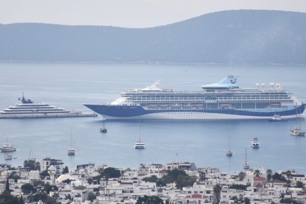Bodrum’a iki dev kruvaziyer yanaştı Bodrum’a iki dev kruvaziyer yanaştı