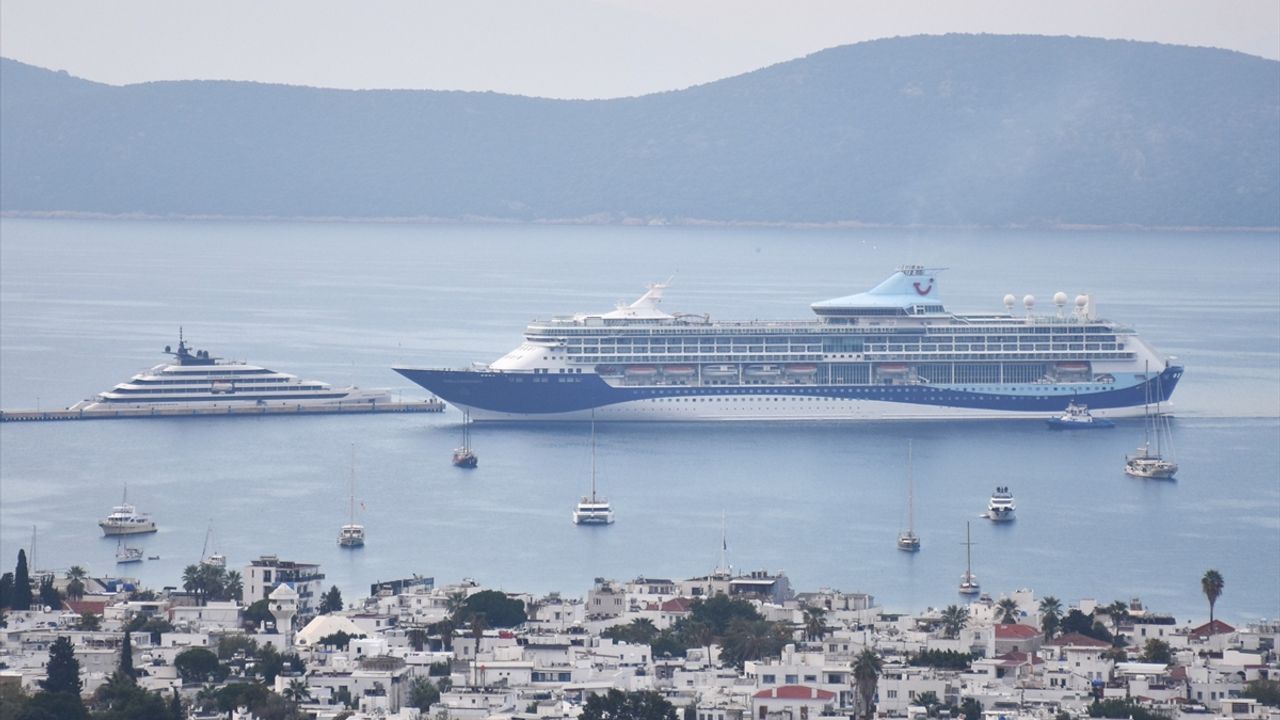 Bodrum’a iki dev kruvaziyer yanaştı