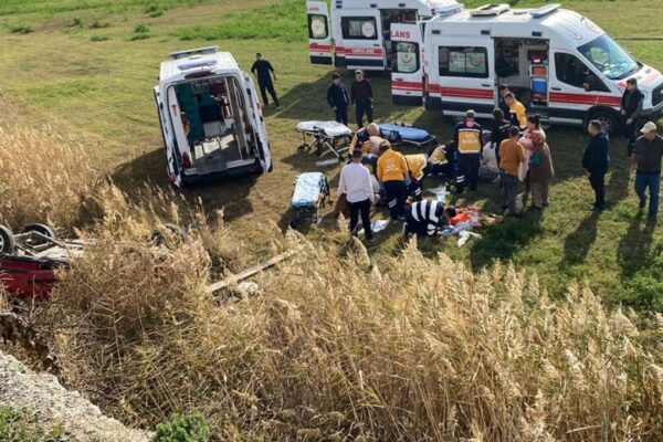 Manisa’da otomobil tarlaya devrildi: 5 kişi ...