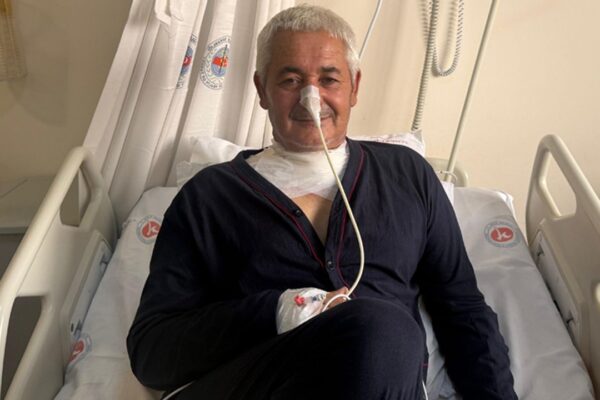 35 yıl sigara içti, gırtlağının yarısı alındı!