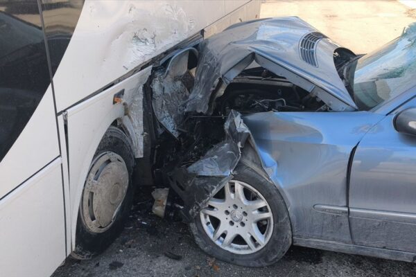 Park halindeki işçi servisine çarptı: 2 yaralı