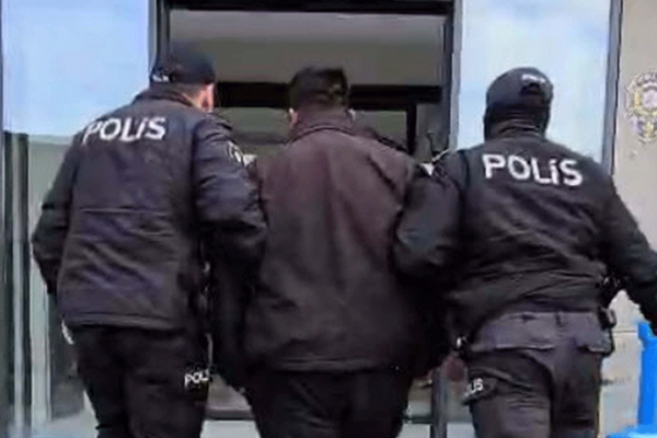 52 yılla aranıyordu.. Firari enselendi!