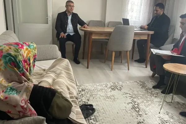 Hakim geldi, mahkeme evin salonuna taşındı