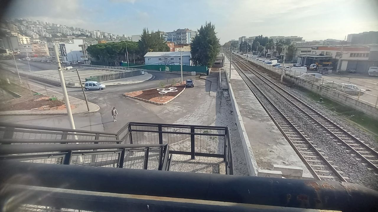 Çiğlili muhtar açıkladı: İZBAN durağı kaderine terk edildi!