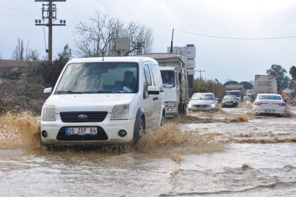 Ödemiş’i sağanak yağış vurdu