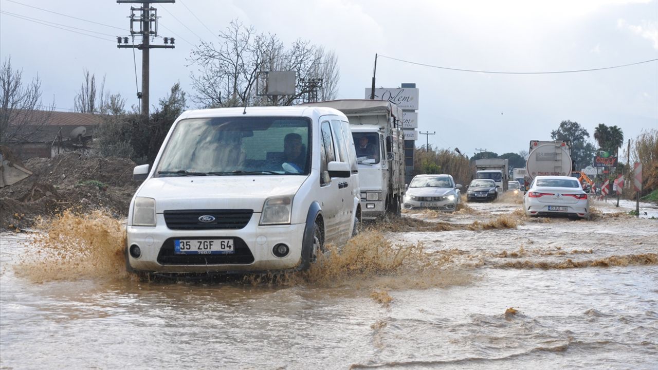 Ödemiş’i sağanak yağış vurdu