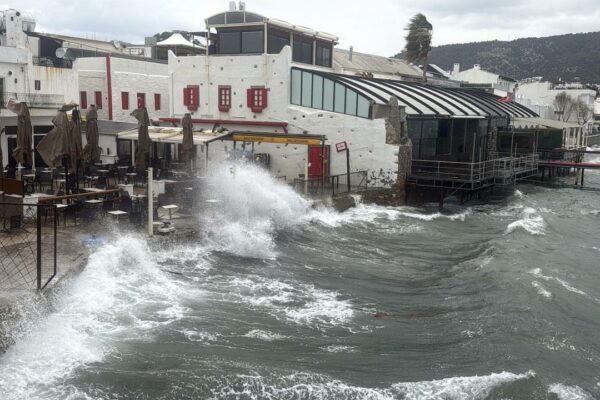 Bodrum’da fırtına: Feribot seferleri iptal e...