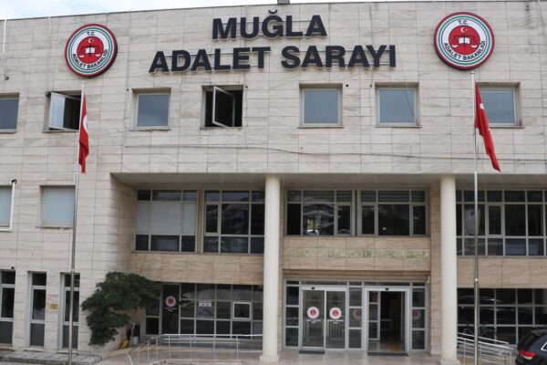 Kendini polis olarak tanıttı, 2 milyon lira doland...