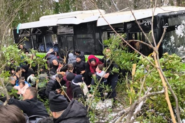 Belediye otobüsü kaza yaptı: Çok sayıda yaralı var