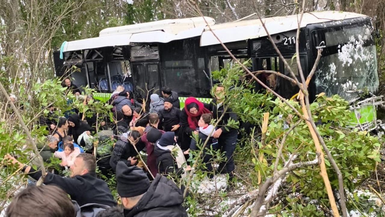 Belediye otobüsü kaza yaptı: Çok sayıda yaralı var