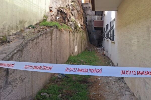 Toprak kayması… İki bina tahliye edildi!