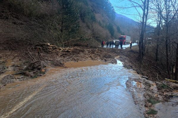 Heyelanın ardından kapanan yol açıldı