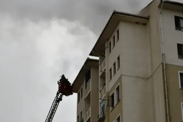 10 katlı binada yangın paniği: 21 kişi hastaneye k... 10 katlı binada yangın paniği: 21 kişi hastaneye k...