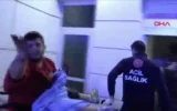 Bıçaklı saldırıya uğradı, sedyeden atlayıp basın m... Bıçaklı saldırıya uğradı, sedyeden atlayıp basın m...