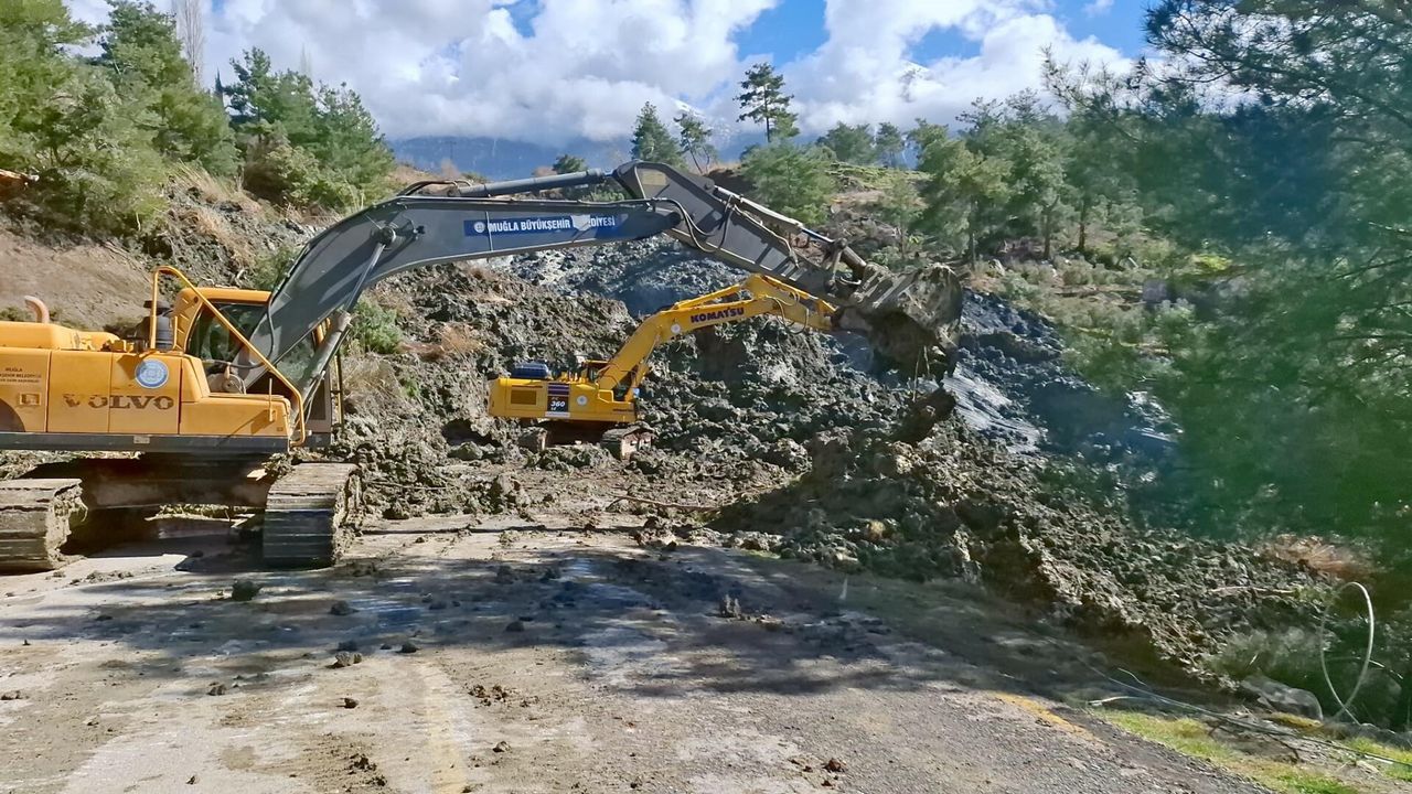 Muğla’da toprak kayması… Yol ulaşıma kapatıldı