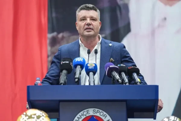 Fenerbahçe Başkanı Sadettin Saran trafik kazası ge... Fenerbahçe Başkanı Sadettin Saran trafik kazası ge...