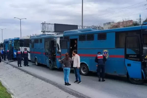 4 cezaevi sevk aracı kaza yaptı: 6 jandarma yarala... 4 cezaevi sevk aracı kaza yaptı: 6 jandarma yarala...