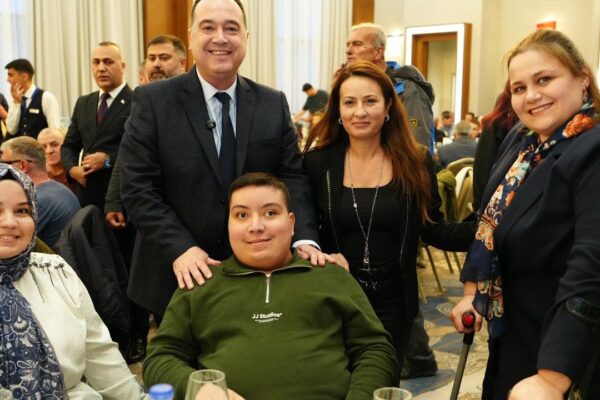 Başkan Dutlulu, engelli bireyler ve ailelerini ift... Başkan Dutlulu, engelli bireyler ve ailelerini ift...