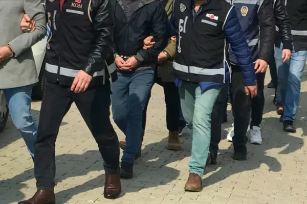 Sopalarla saldırdılar, varil fırlattılar: 4 şüphel...