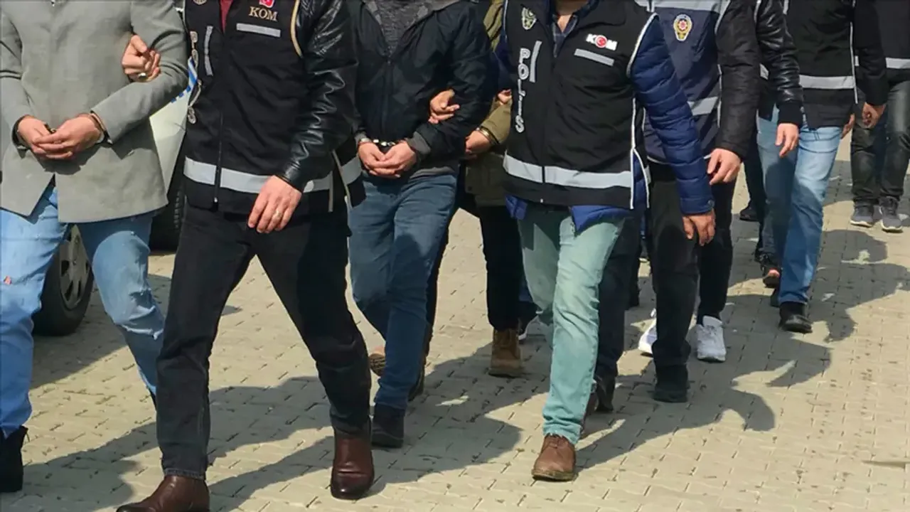 Sopalarla saldırdılar, varil fırlattılar: 4 şüpheli yakalandı