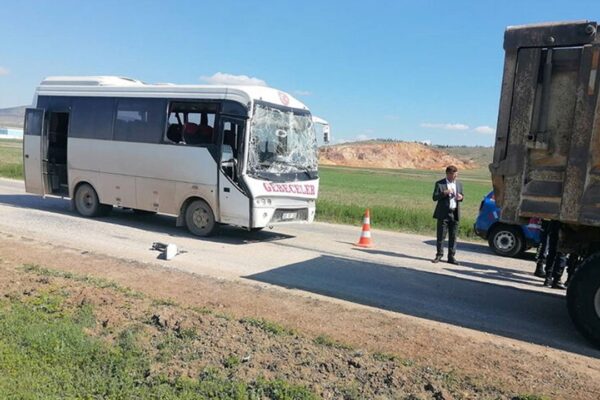 Minibüs kamyona çarptı: 3 kişi yaralandı Minibüs kamyona çarptı: 3 kişi yaralandı