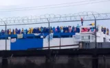 Cezaevi isyanı: Mahkumlar çatıya çıkıp yatakları a...