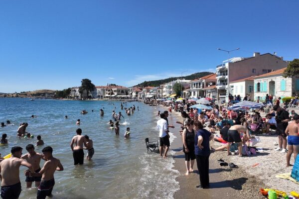 Foça’da bayram yoğunluğu