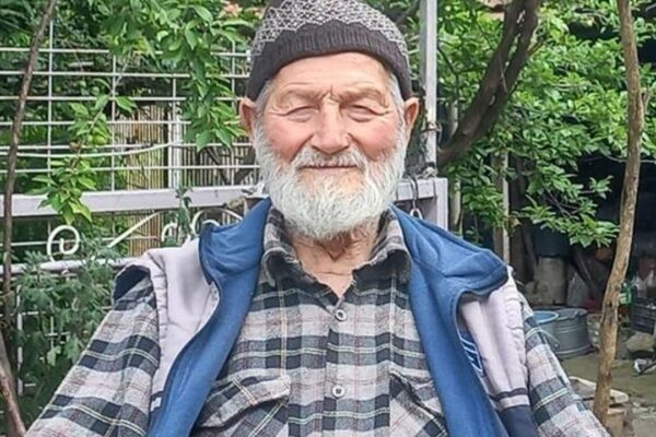 Camiye giderken yolda can verdi… Yaşlı adamı...