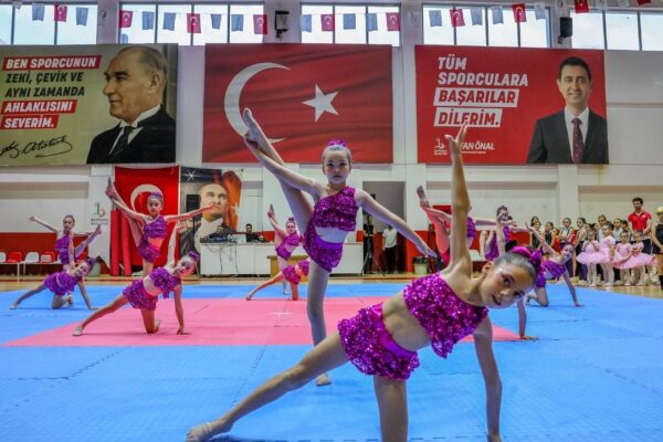 Bayraklılı kursiyerlerden yıl sonu gösterisi Bayraklılı kursiyerlerden yıl sonu gösterisi