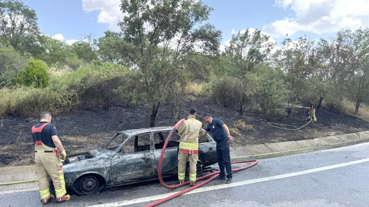 Otomobilde çıkan yangın yol kenarındaki ağaçlara sıçradı