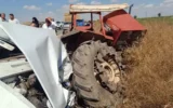 Otomobil park halindeki traktöre çarptı: 3 ölü, 1 ... Otomobil park halindeki traktöre çarptı: 3 ölü, 1 ...