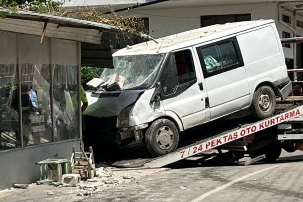 Feci ölüm: Kıraathanede otururken minibüs çarptı!