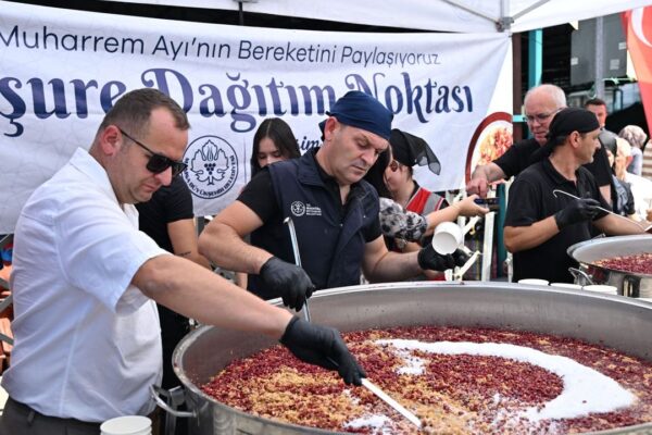 Manisa Büyükşehir’den 2 bin kişiye aşure ikramı