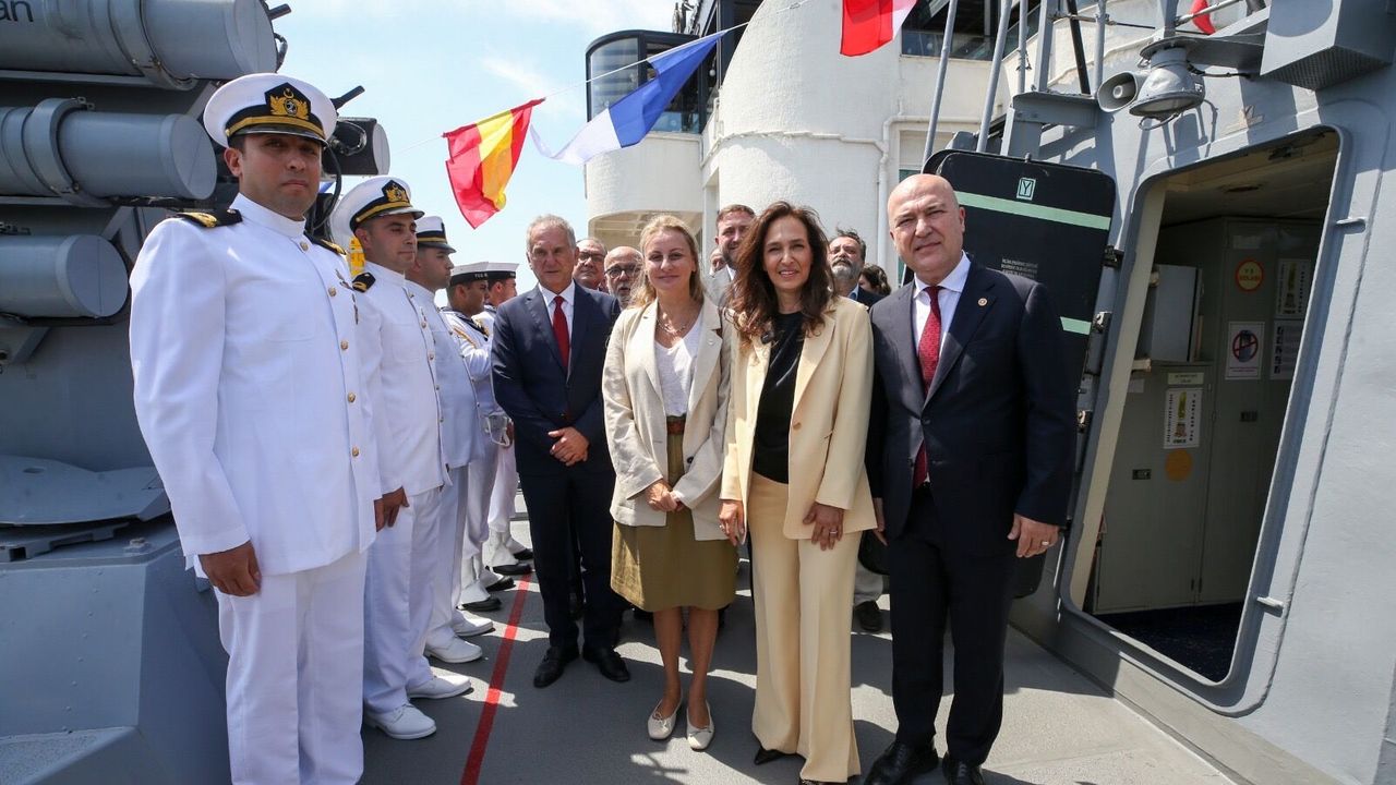 “Karşıyaka Gemisi”nde Zafer Bayramı coşkusu!