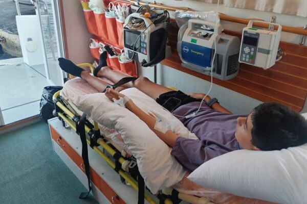Rahatsızlanan Türk genci deniz ambulansıyla Bodrum... Rahatsızlanan Türk genci deniz ambulansıyla Bodrum...