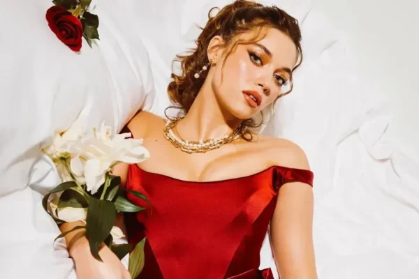 Afra Saraçoğlu havalimanında gözaltına alındı Afra Saraçoğlu havalimanında gözaltına alındı
